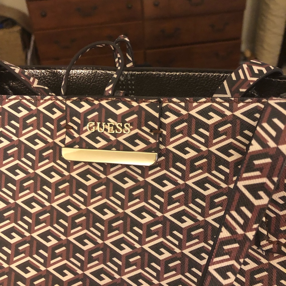 Guess Reversible Tote Bag with matching purse. - Picture 2 of 4